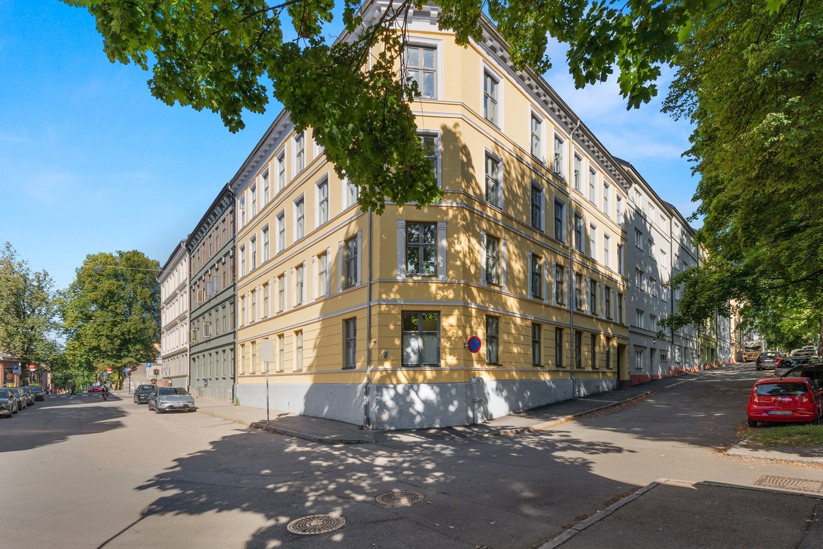 Leiligheten ligger i en klassisk bygård fra 1895 Galleribilde