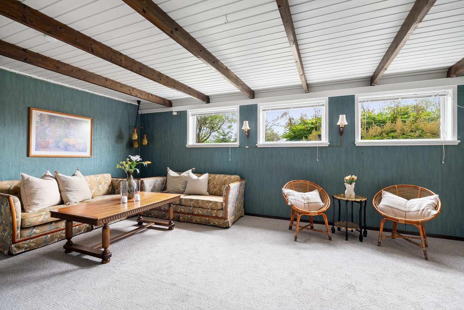 I kjelleretasjen har boligen i tillegg en stor stue med vedovn, et ekstra oppholdsrom for lek, vennebesøk og avslapning. Galleribilde