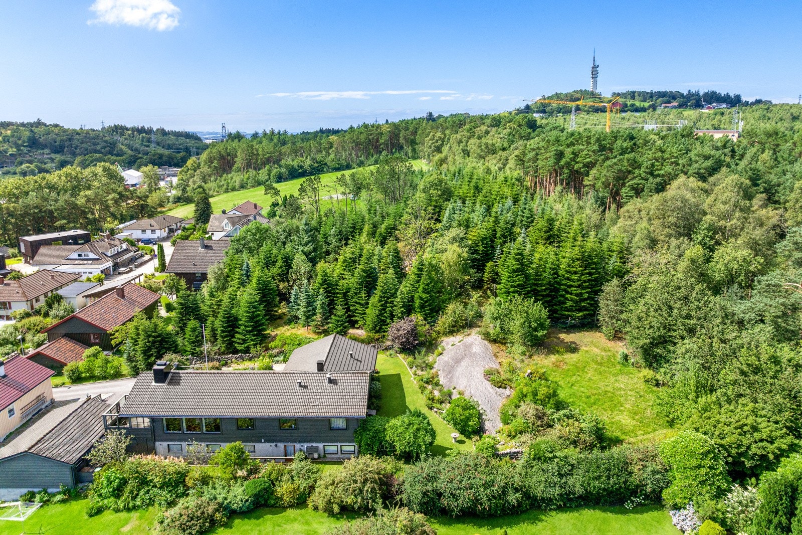 Her får man en samlet tomt på hele 1301 kvm, grensende til friareal. Galleribilde