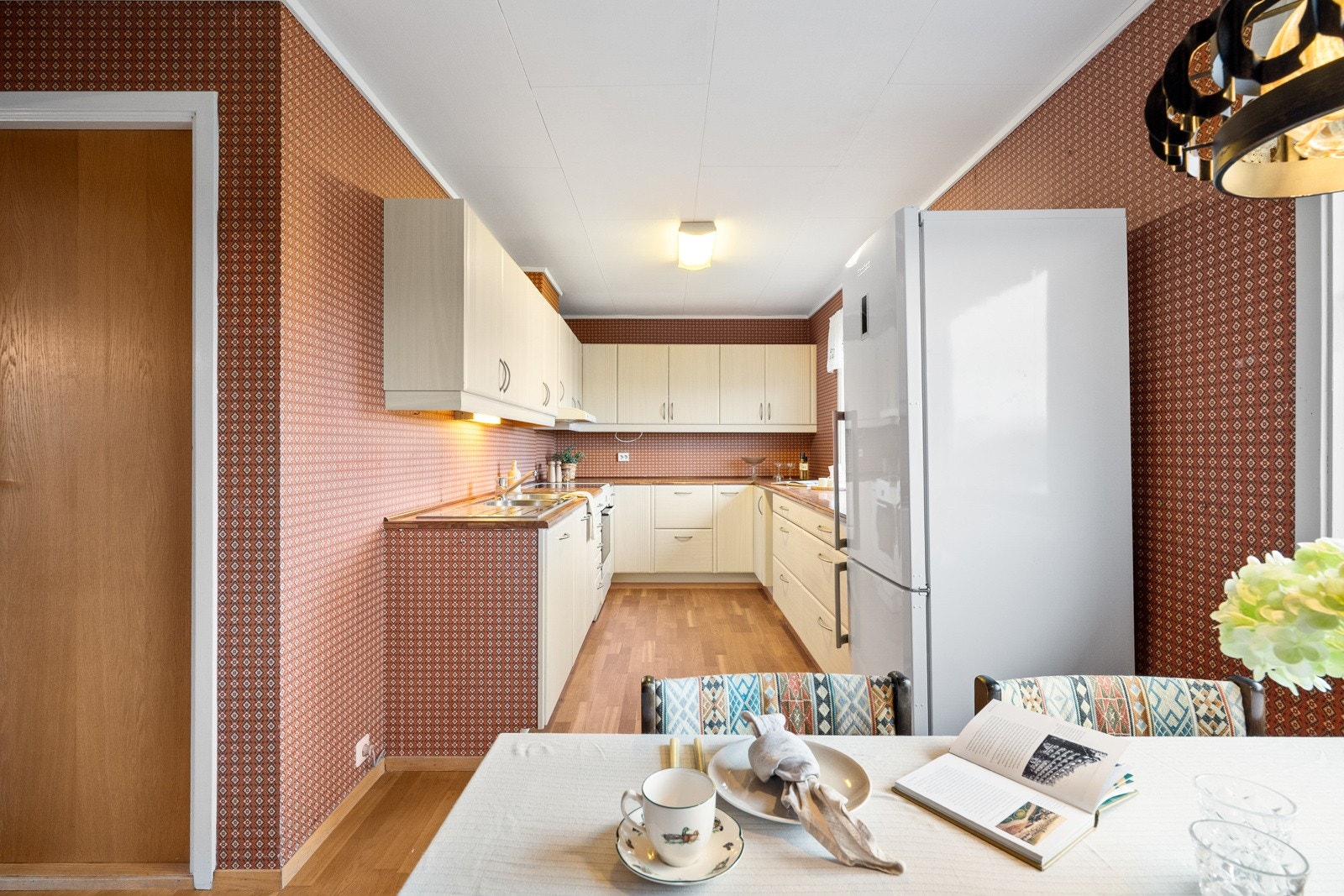 Oppført i en smart u-form har kjøkkenet godt med skap- og benkeplass. Galleribilde