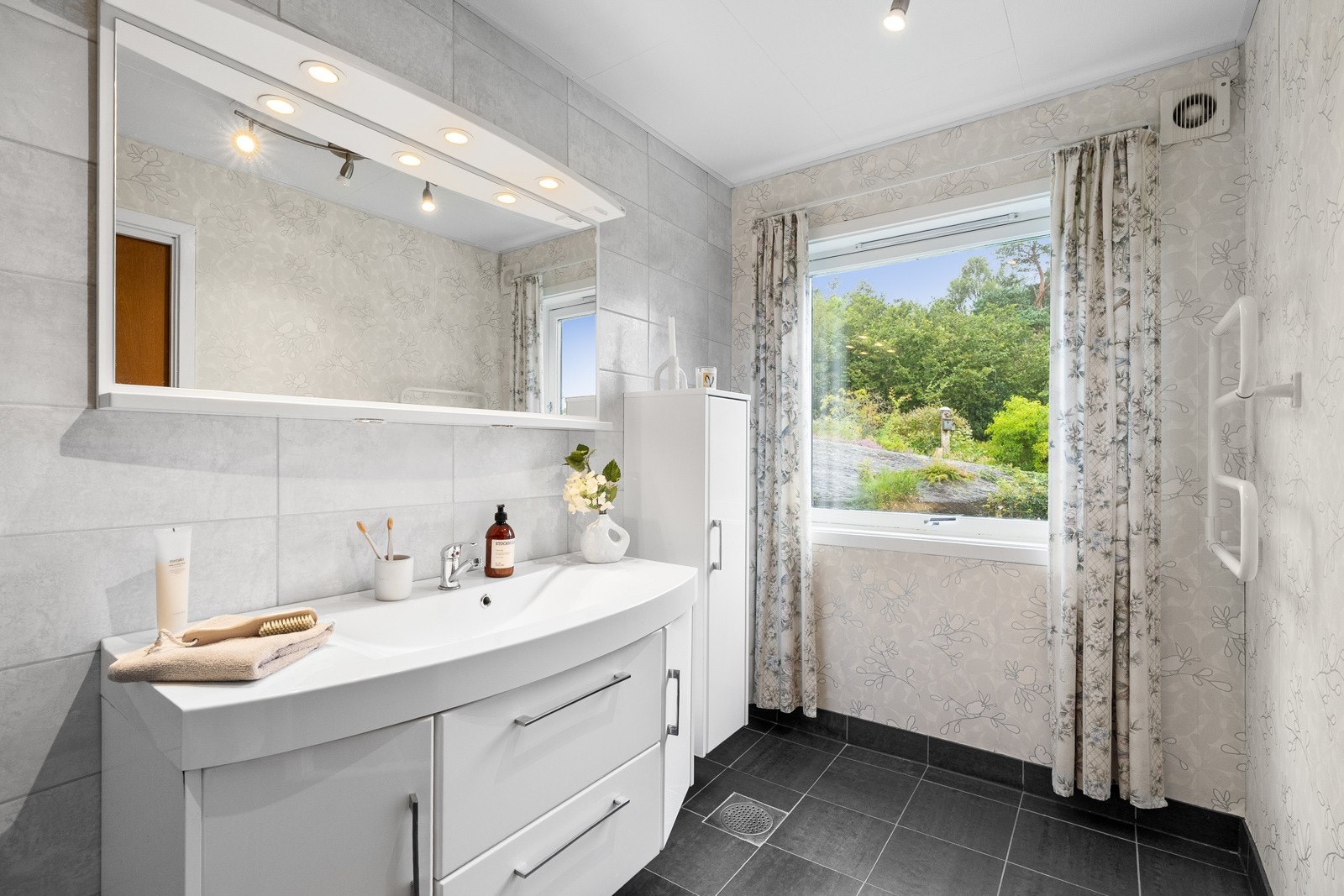 DSCF9639Planløsningen er praktisk, med bad i begge etasjer. Badet oppe ligger i tilknytning til hovedsoverommet - en behagelig hverdagsluksus. Galleribilde