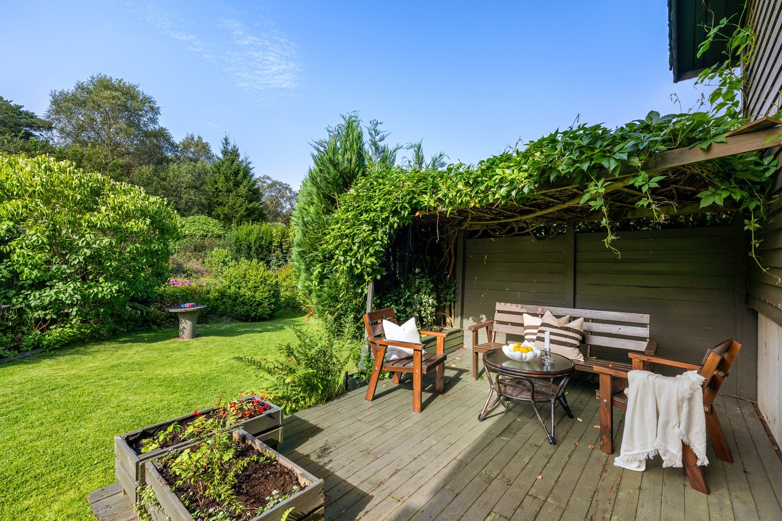 Godt skjermet på baksiden har boligen en nordvendt markterrasse på ca. 13 kvm Galleribilde