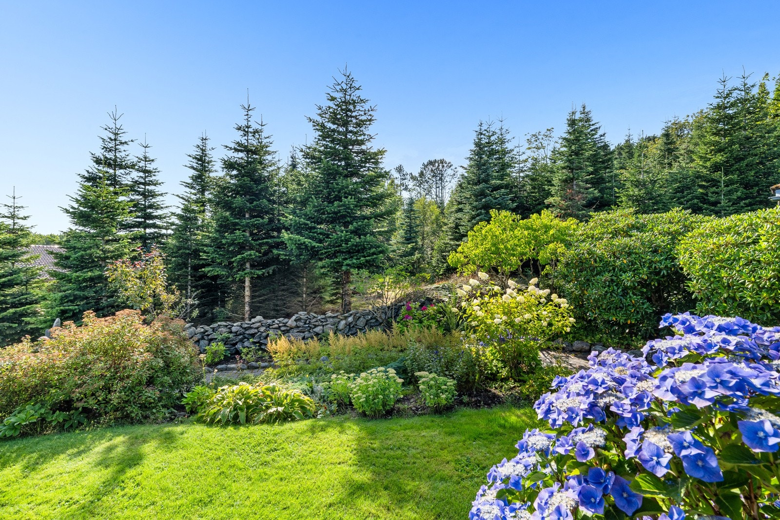 Morgensolen nytes ved stuen, og mot vest og bak huset får man sol på ettermiddagen og utover kvelden. Galleribilde