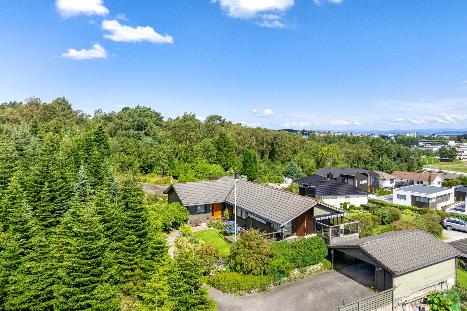 Det er parkering i en dobbel carport på ca. 36 kvm, og tilknyttet carporten finner man en bod på ca. 11 kvm. Galleribilde