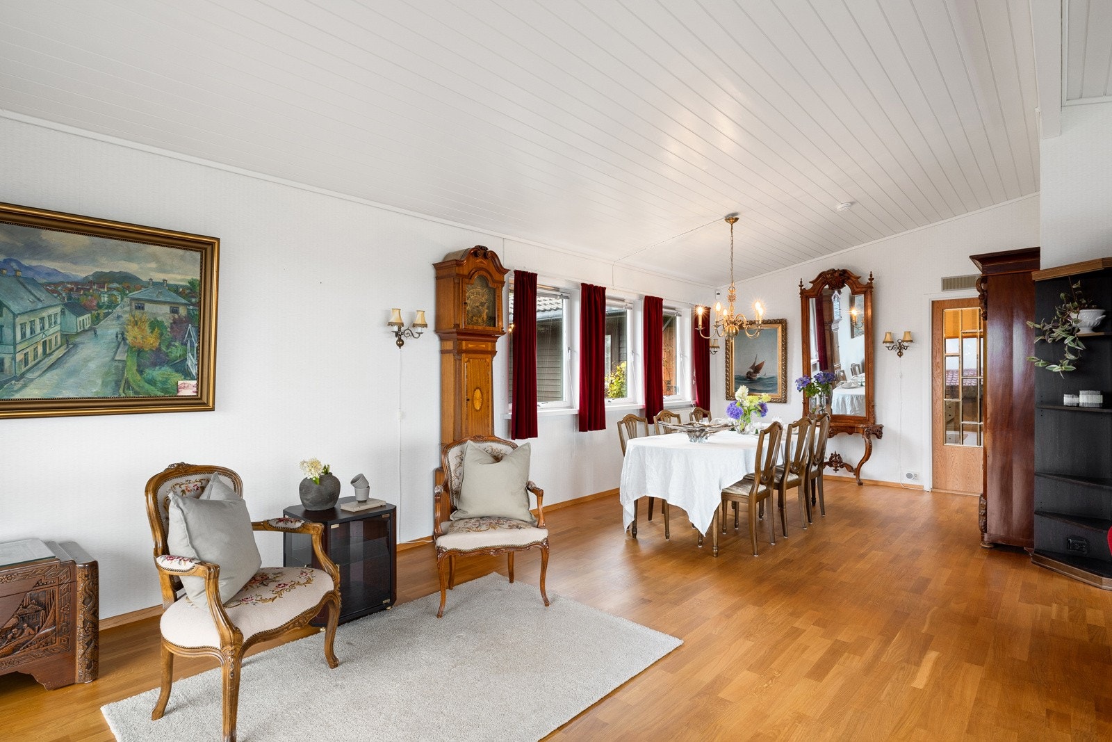 Rommet er naturlig inndelt i ulike soner, og utenfor kjøkkenet samles familien for hyggelige måltider rundt et langbord. Galleribilde