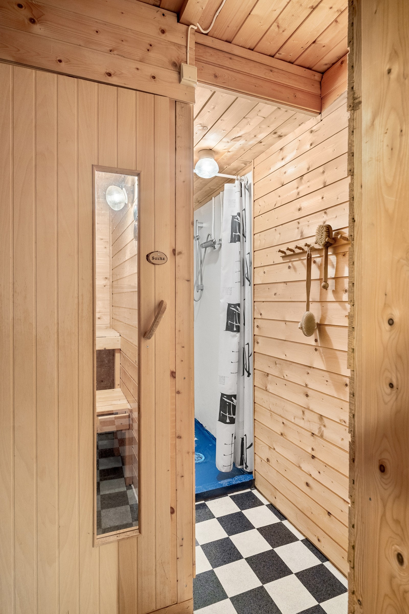 I tillegg har man en badstue i underetasjen. Galleribilde