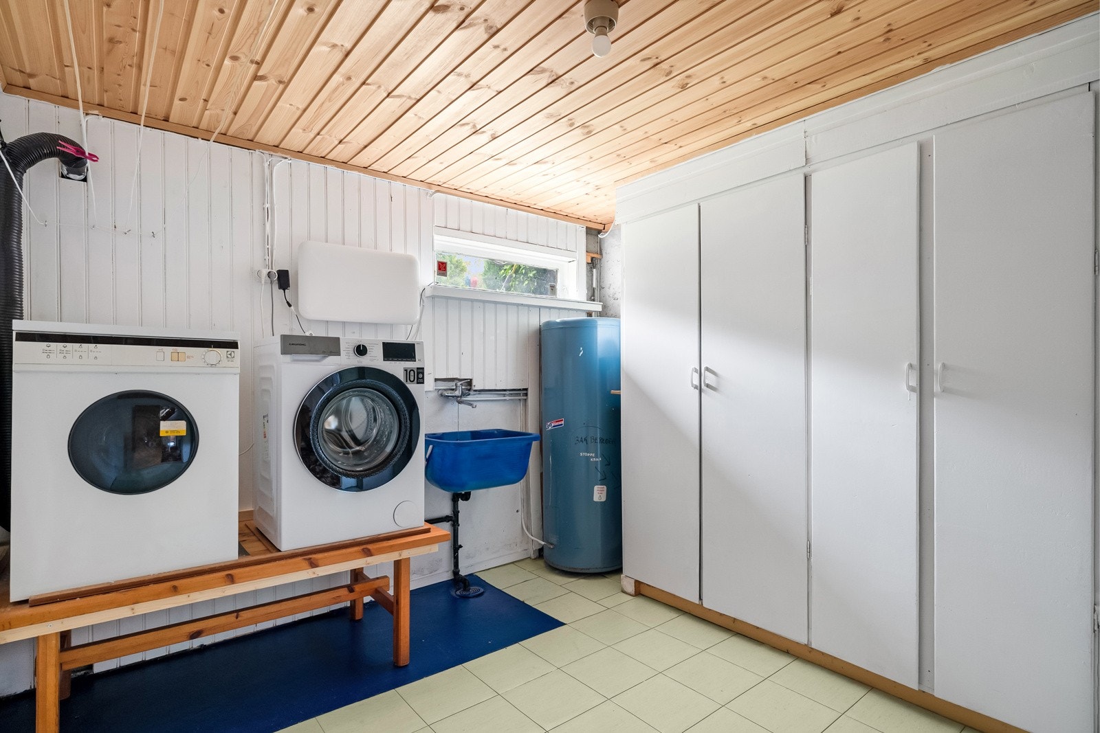 Praktisk vaskerom med god oppbevaring. Galleribilde