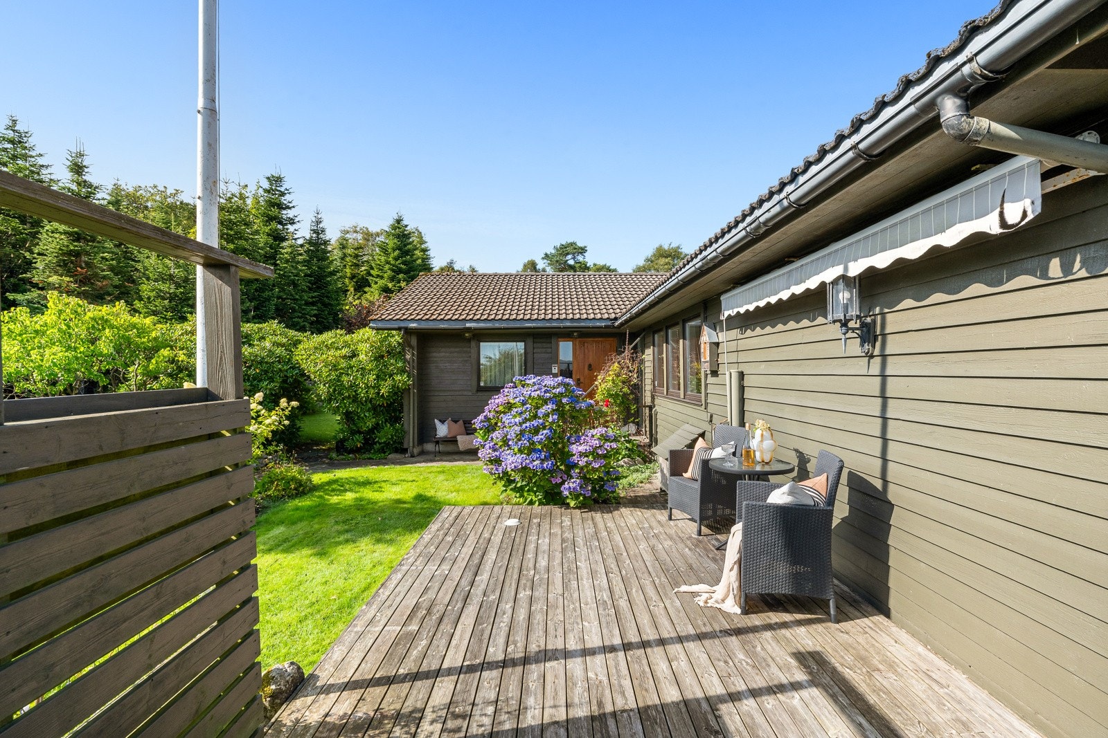 Uterommet innredes enkelt i ulike soner, og innbyr til både stille stunder og lange, sosiale kvelder. Galleribilde