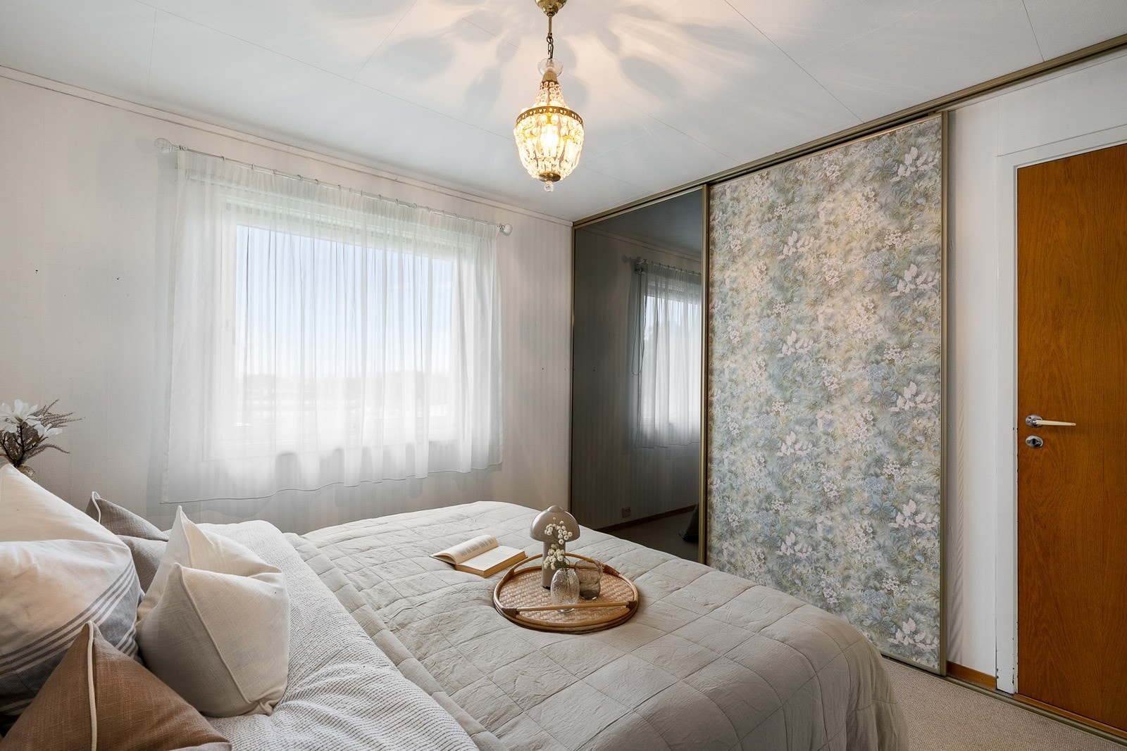 Hovedsoverommet oppe ligger i suiteløsning med badet, og rommet har mye oppbevaring i en stor og plassbygd skyvedørsgarderobe. Galleribilde