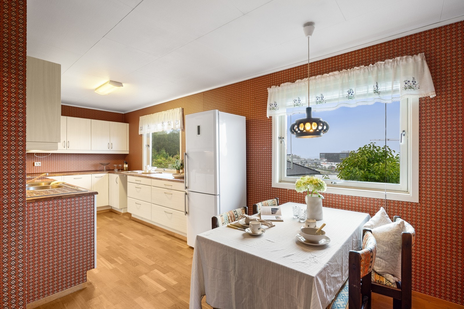 Kjøkkenet har egen spiseplass for koselige frokoster og rolige morgenstunder. Parkettgulvet er det samme som i stuen innenfor - slipt og lakket i senere tid. Galleribilde