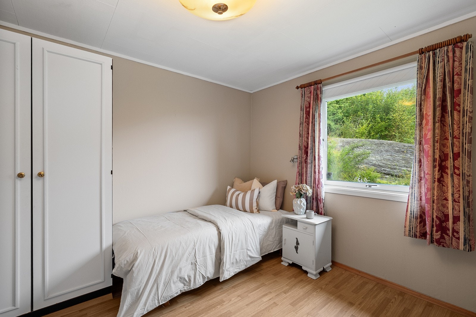 Hele fire soverom betyr mange valgmuligheter, og ved behov kan rommene benyttes som kontor, walk-in closet eller ekstra stue. Galleribilde