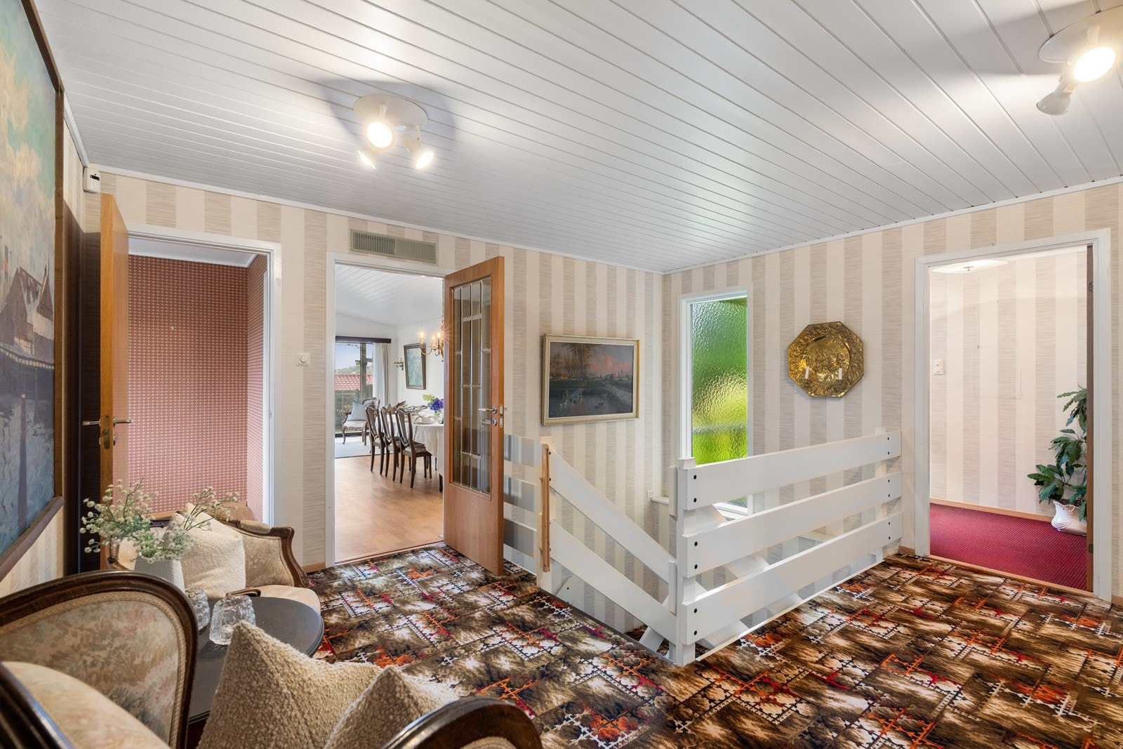 Entreen ligger i tilknytning til en stor gang med gjestetoalett, og boligen har egen inngang til kjelleretasjen. Galleribilde