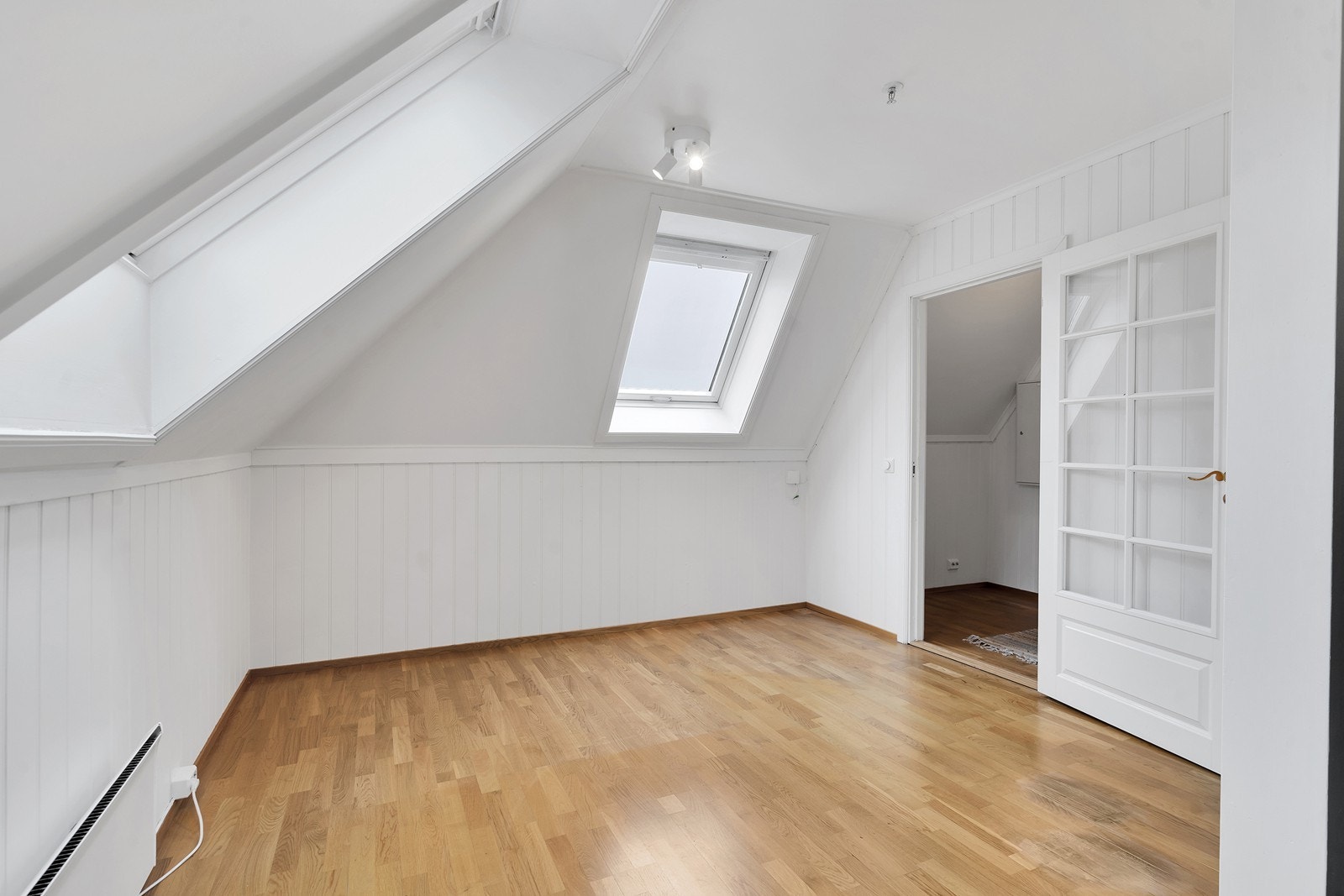 Stuen er delt opp i to avdelinger. Denne avdelingen er ved gangen og har ett flott takvindu, Galleribilde