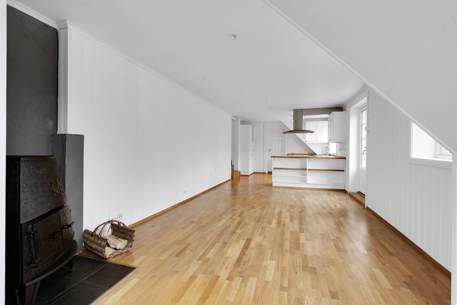 Plasseffektiv stue med vinduer som gir rikelig med sol. vedovn for kalde kvelder. Galleribilde