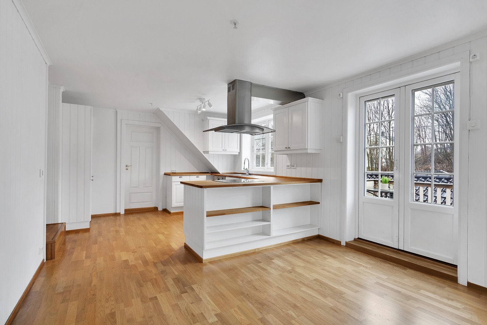 Kjøkken med kjøkkenøy som gir godt med arbeidsplass. Galleribilde