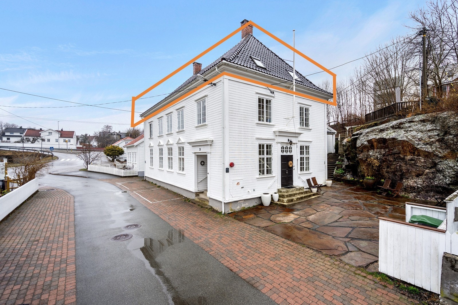 Hyggelig inngangsparti og fine fellesområder. En biloppstillingsplass følger med leiligheten. Galleribilde