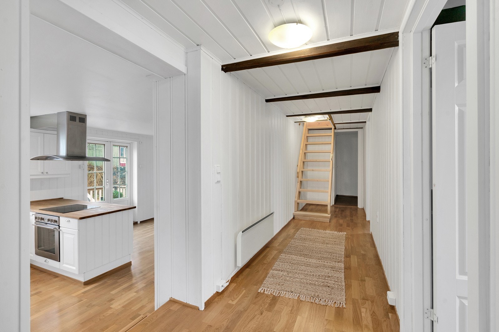 Gangen med trappeoppgang til loftet. Galleribilde