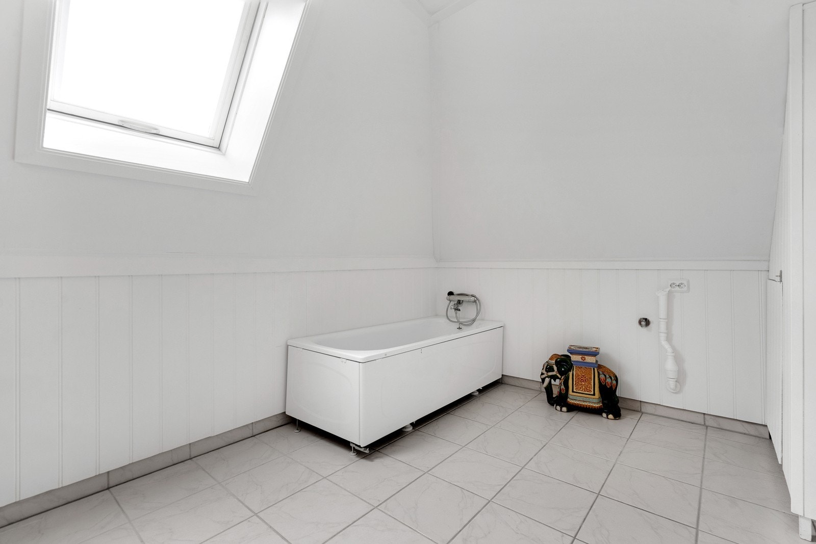 På badet er det også satt inn badekar. Opplegg for vaskemaskin. Galleribilde