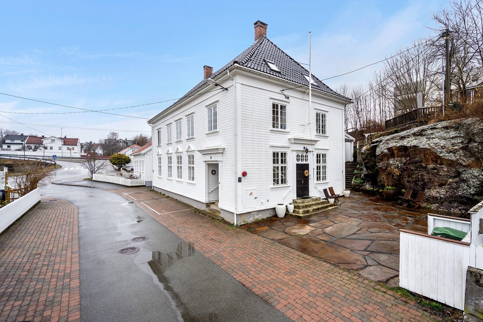 Hyggelig inngangsparti og fine fellesområder. En biloppstillingsplass følger med leiligheten. Galleribilde