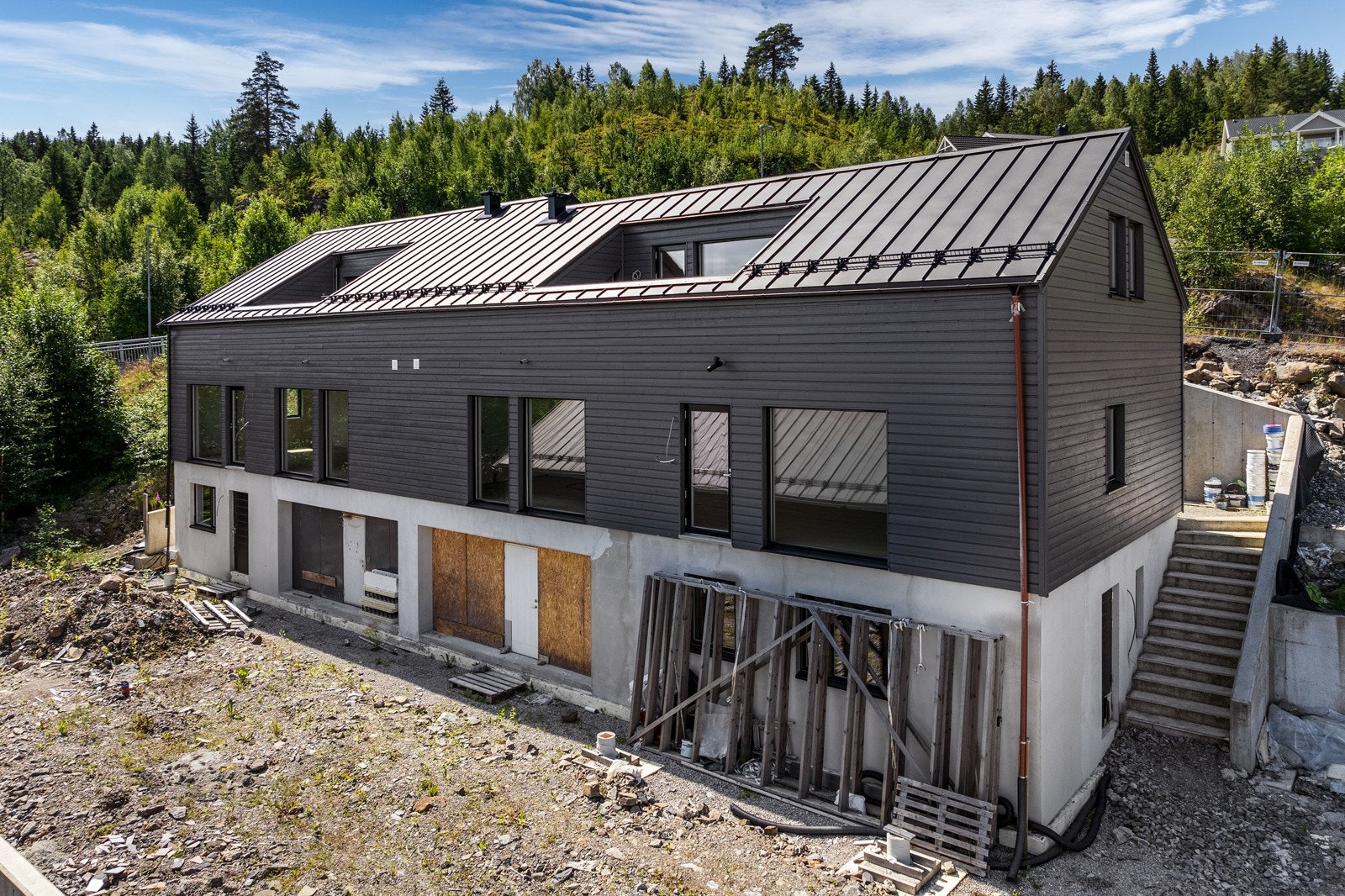 Tyrivegen 1 og 3. Tomtene er foreløpig ikke opparbeidet i henhold til fremtidig boligbruk. Det må derfor påregnes betydelige arbeider for å ferdigstille uteområdene, herunder etablering av adkomstveier, gårdsplasser, hagearealer, beplantning m.m. Galleribilde