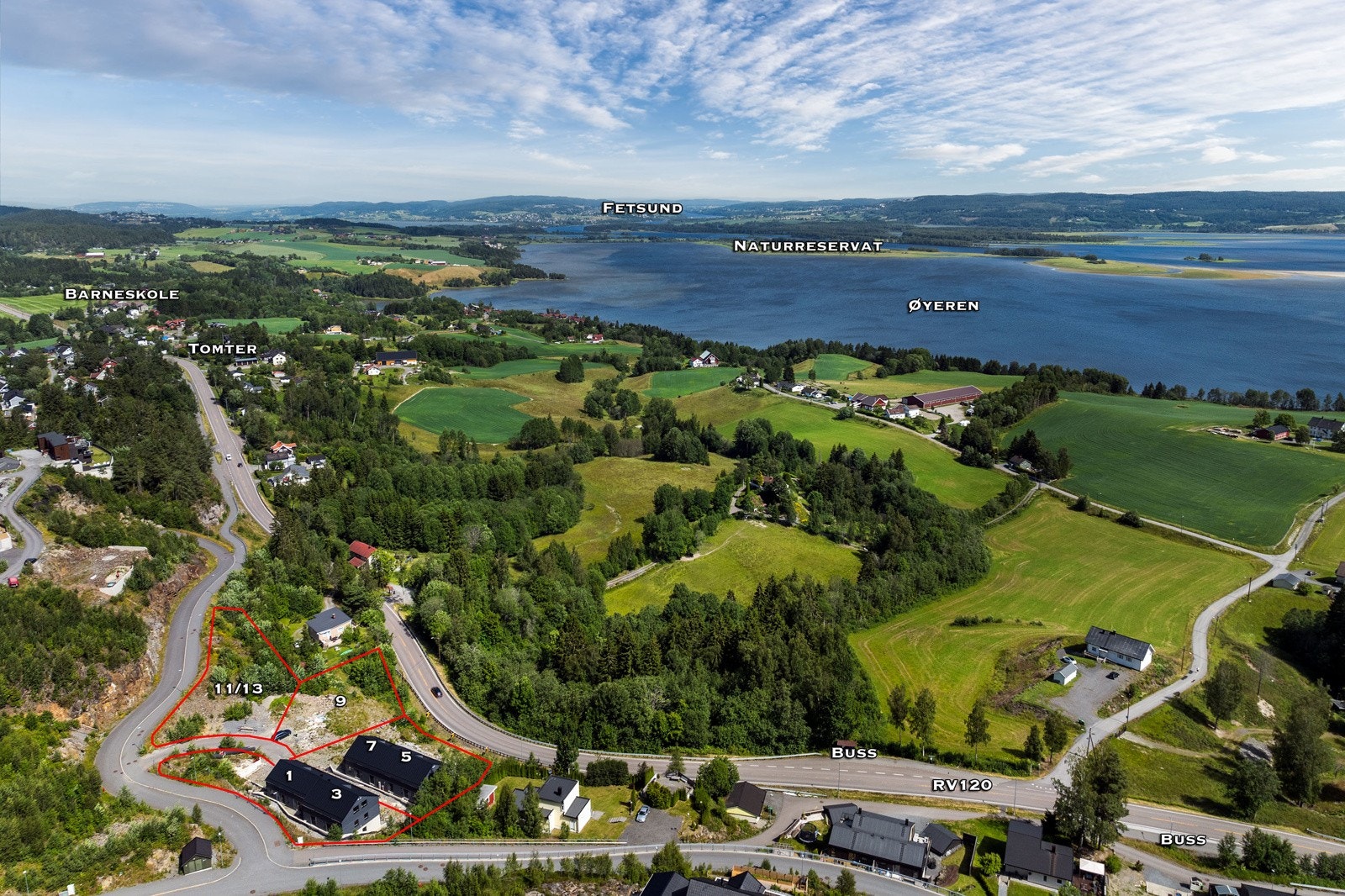Området har de siste årene vært i sterk utvikling, med ny bebyggelse, moderne infrastruktur og økende tilflytting. Dette har gjort Ulleråsen til et etterspurt boområde. NB! Skissert omrisse av eiendommene er kun veiledende, se vedlagte eiendomskart. Galleribilde