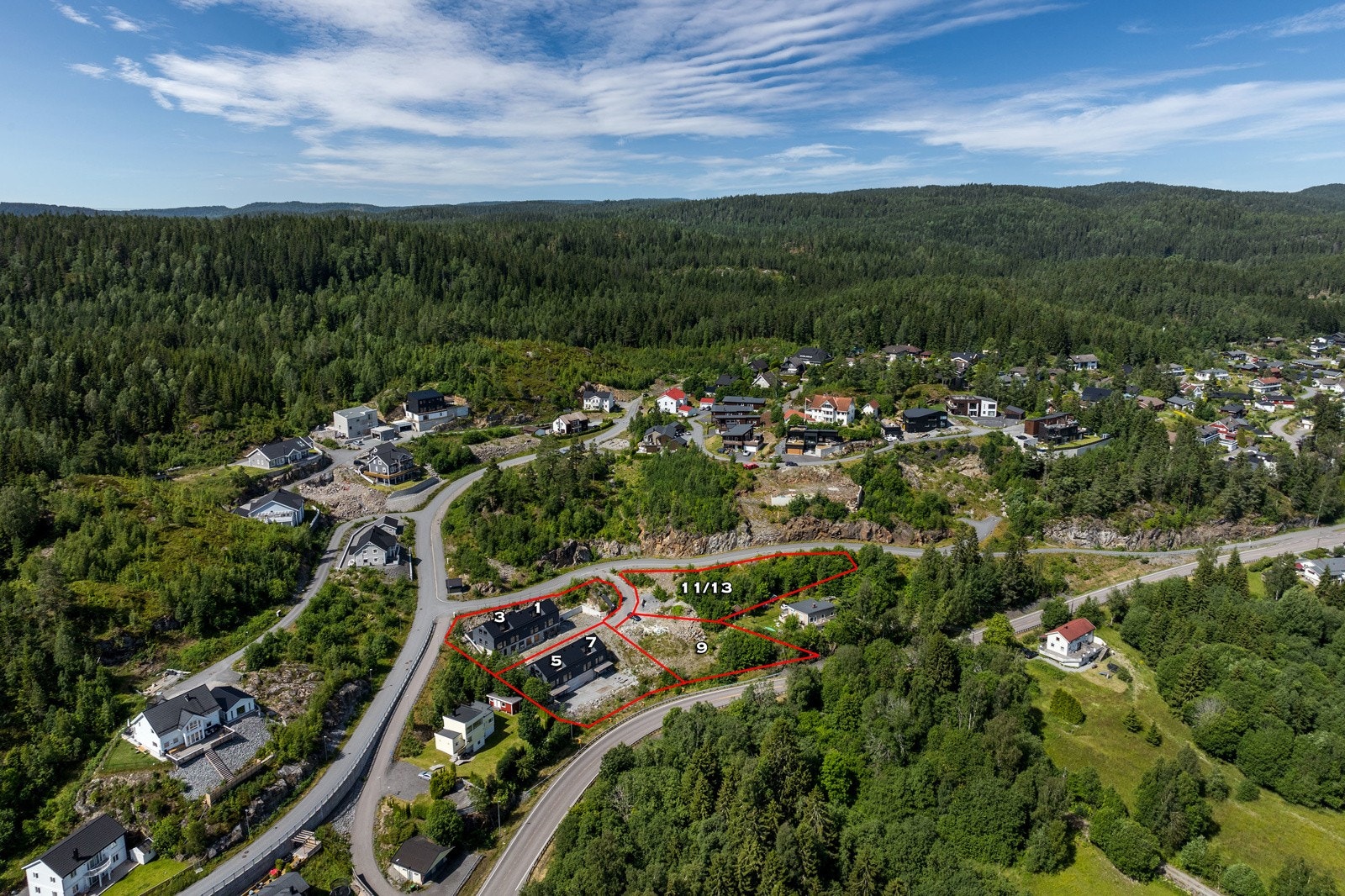 Nå har du muligheten til å overta et større utviklingsprosjekt i det populære og nyetablerte boligområdet Ulleråsen på Nordby i Rælingen kommune. NB! Skissert omrisse av eiendommene er kun veiledende, se vedlagte eiendomskart. Galleribilde