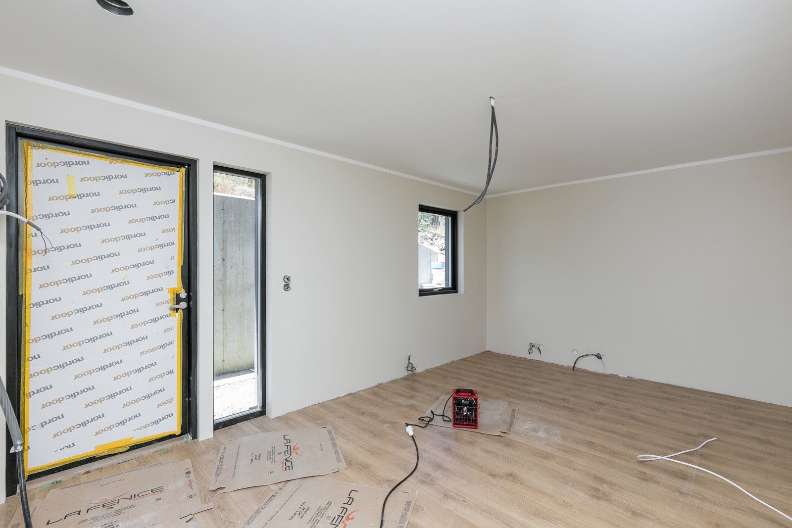 Tyrivegen 1: Innredet hybel i 1. etasje - avviker fra godkjente byggetegninger (må med stor sannsynlighet tilbakestilles til opprinnelig godkjent planløsning). Galleribilde