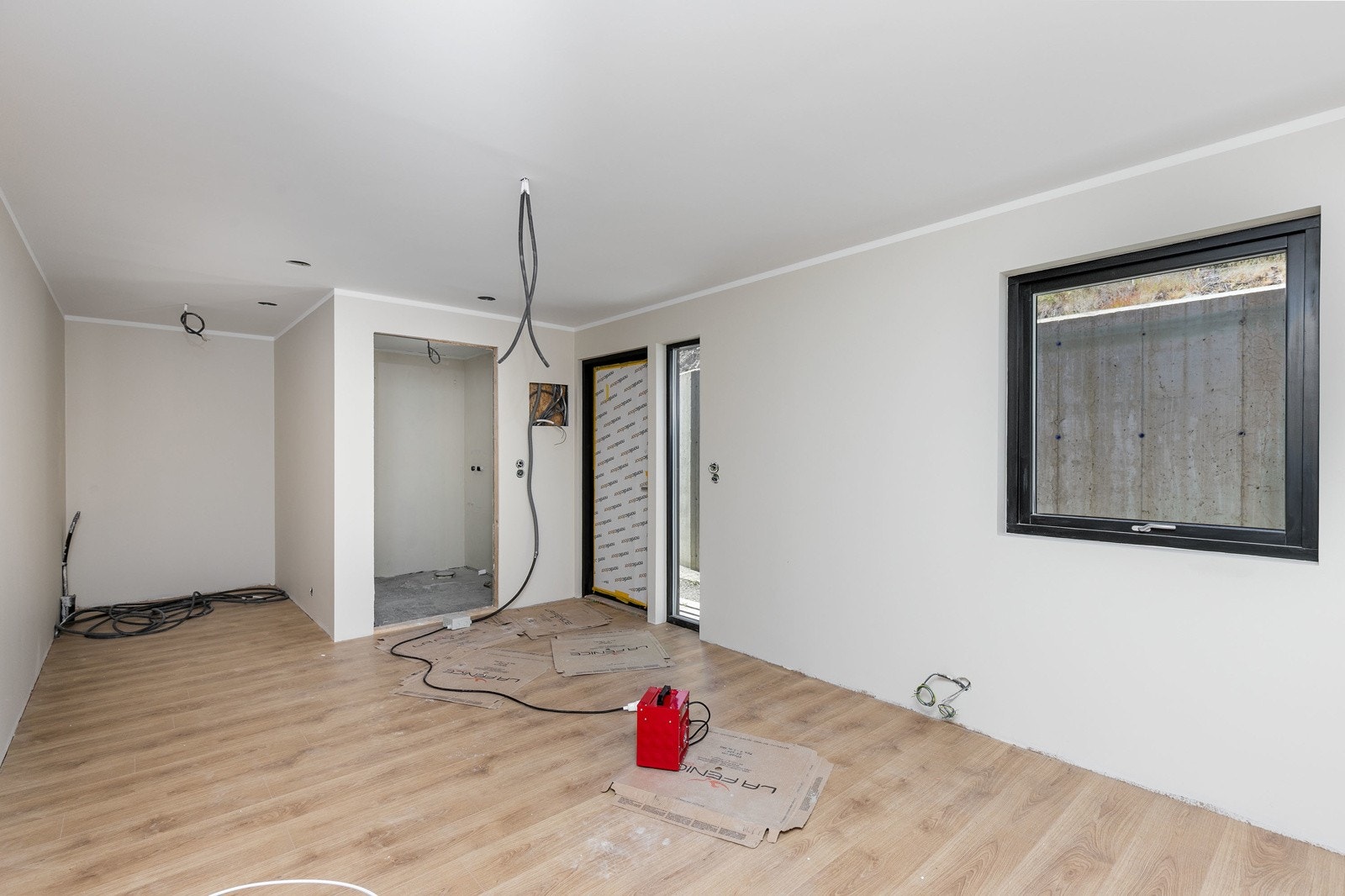 Tyrivegen 1: Innredet hybel i 1. etasje - avviker fra godkjente byggetegninger (må med stor sannsynlighet tilbakestilles til opprinnelig godkjent planløsning). Galleribilde