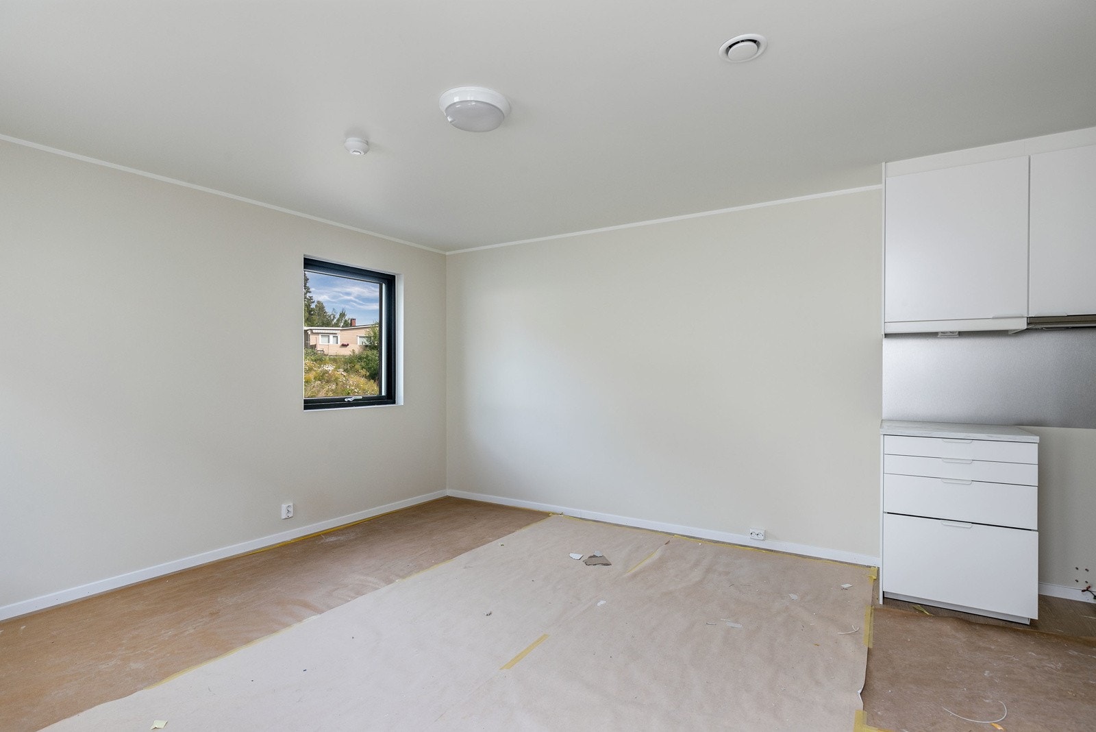 Tyrivegen 7: Innredet hybel i 1. etasje - avviker fra godkjente byggetegninger (må med stor sannsynlighet tilbakestilles til opprinnelig godkjent planløsning). Galleribilde