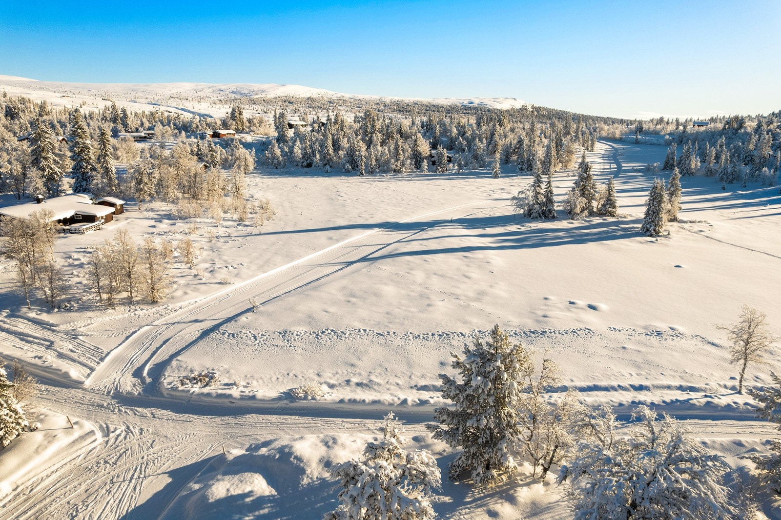 Herfra har du ski inn/ut direkte til velpreparerte langrennsløyper. Terrenget rett utenfor hytta er flatt og barnevennlig, samtidig som løypenettet knytter seg videre til Trolløypa, som strekker seg mellom Lillehammer og Rondane. Galleribilde