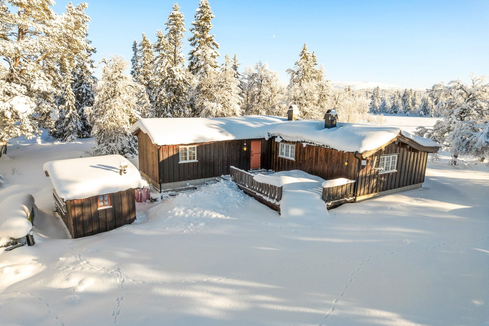 Ute er det bygget en stor terrasse på 30 kvm som binder hytta og uthuset sammen. Galleribilde