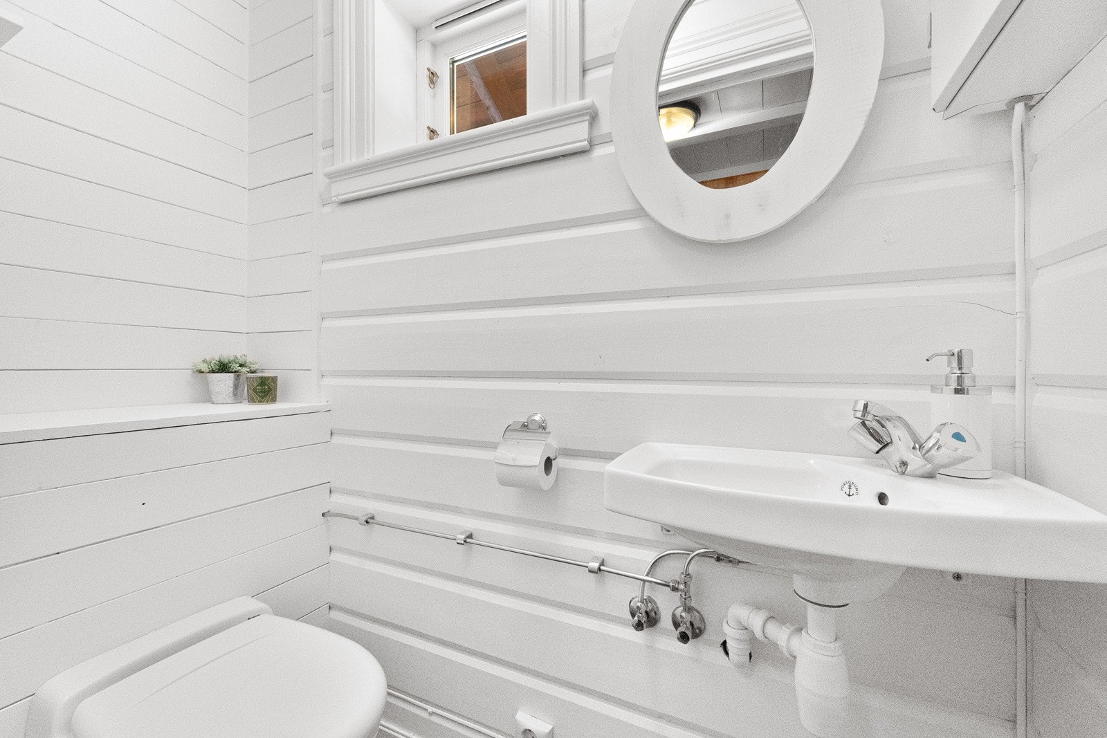 Separat toalettrom med typen Jets vakuumtoalett. Galleribilde