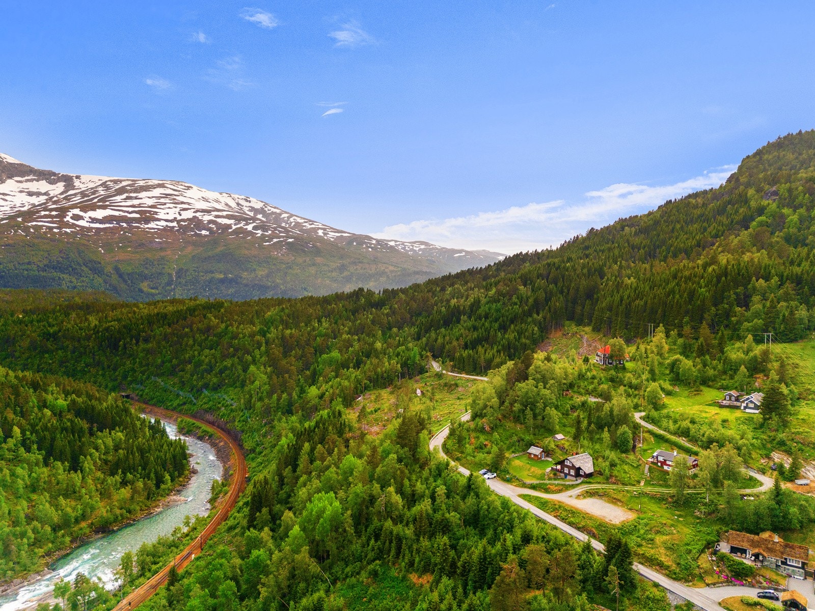 Det er gangavstand til Reimegrend stasjon - så det er også mulig å ta toget på hytten. Galleribilde