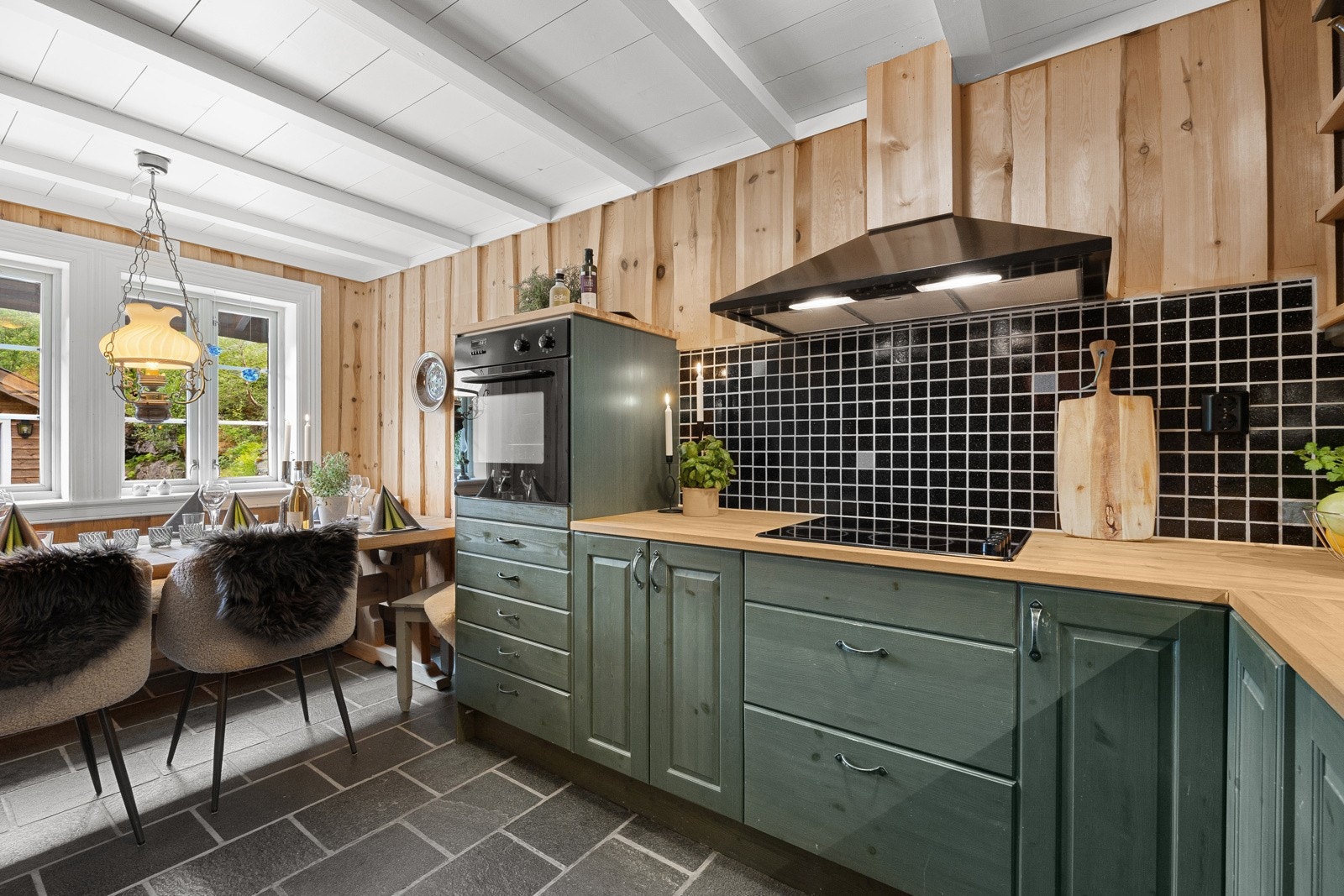 Godt med lagringsplass til alt man måtte ha av kjøkkenutstyr i skuffer og skap, og den gode benkeplassen lar både små og store kokker utfolde seg. Galleribilde