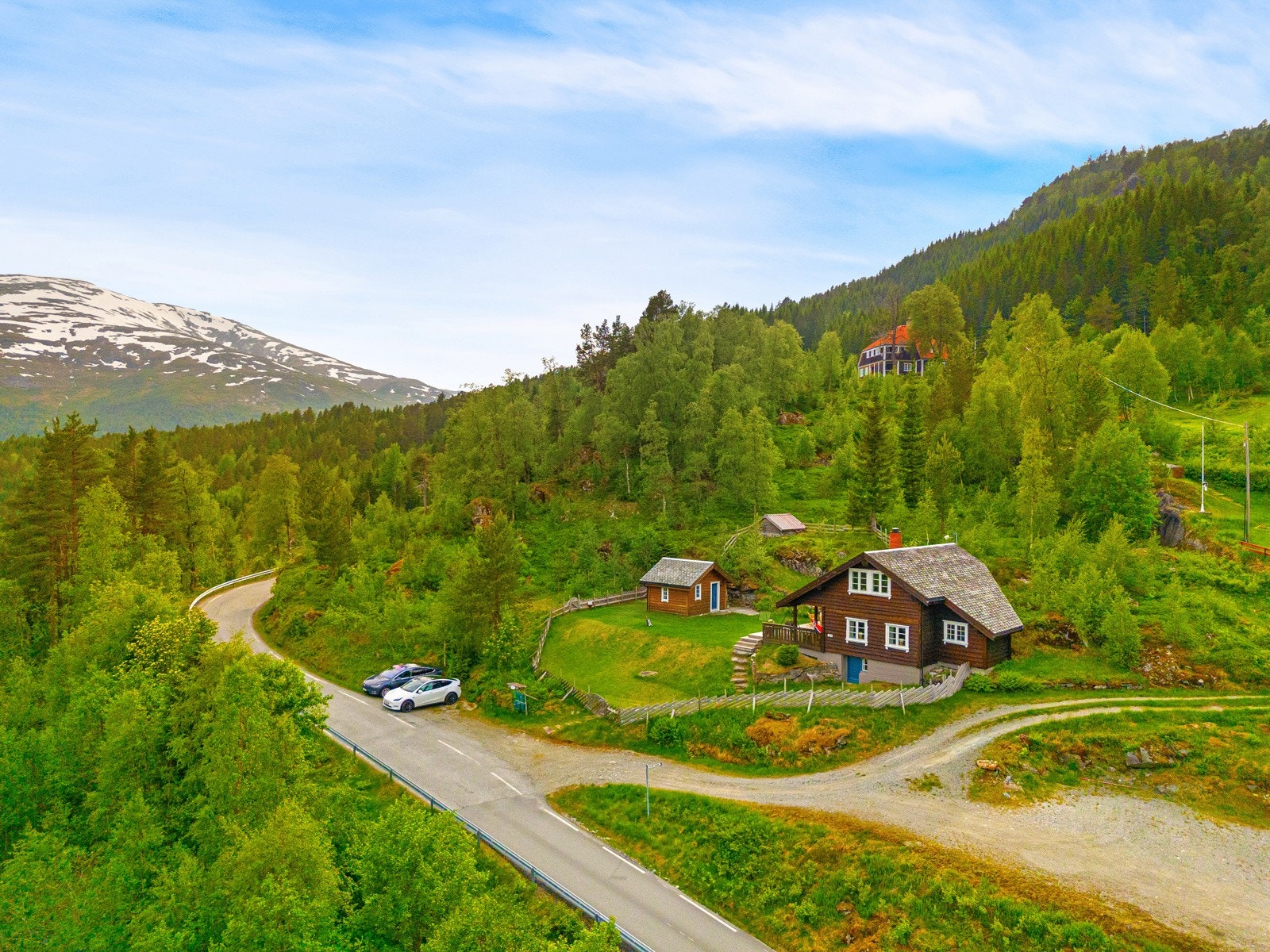 Hytten har enkel tilkomst og privat parkeringsplass med lademulighet for elbil like ved vinterbrøytet vei. Galleribilde