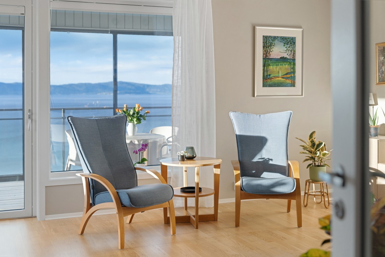 De store viduene gir flott lysinslipp, og drar den fantastiske utsikten inn i stuen. Galleribilde