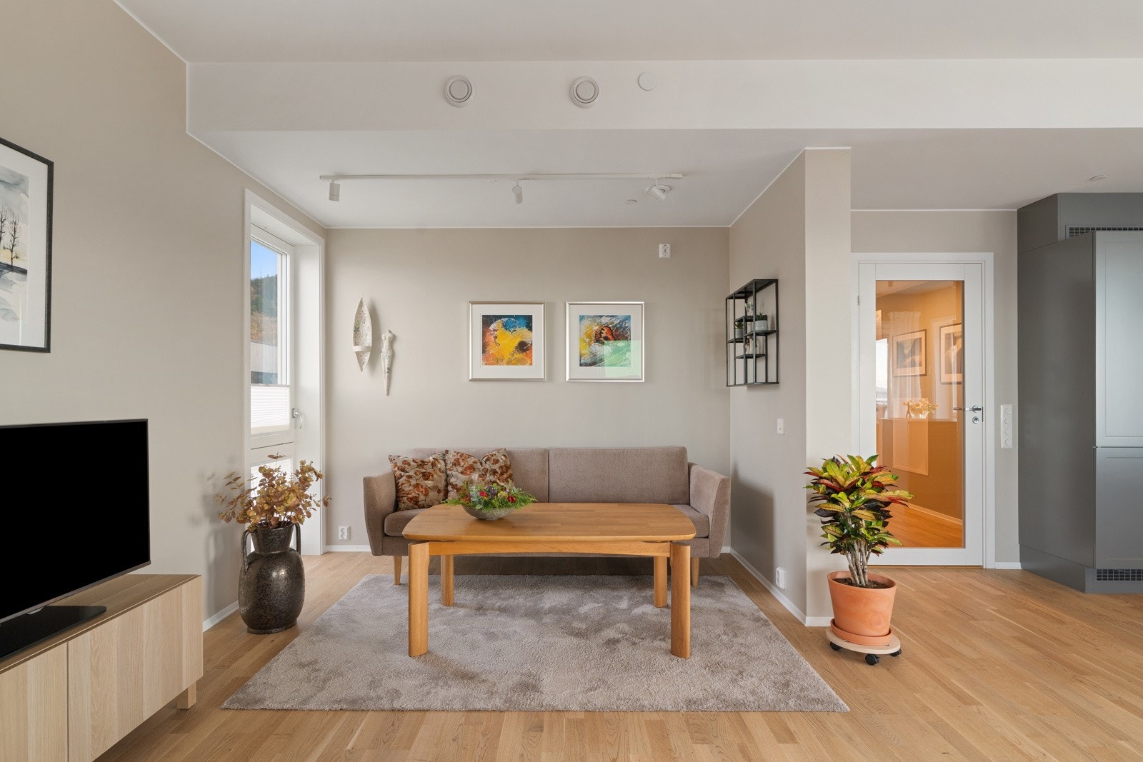 På stuen kan man del av og få til et ekstra soverom det er ønskelig. Galleribilde