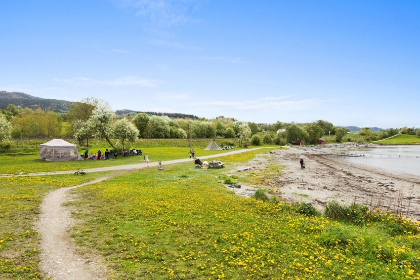 Nærområdet byr på gode muligheter for sjø- og strandliv med flere badeplass i området. Galleribilde