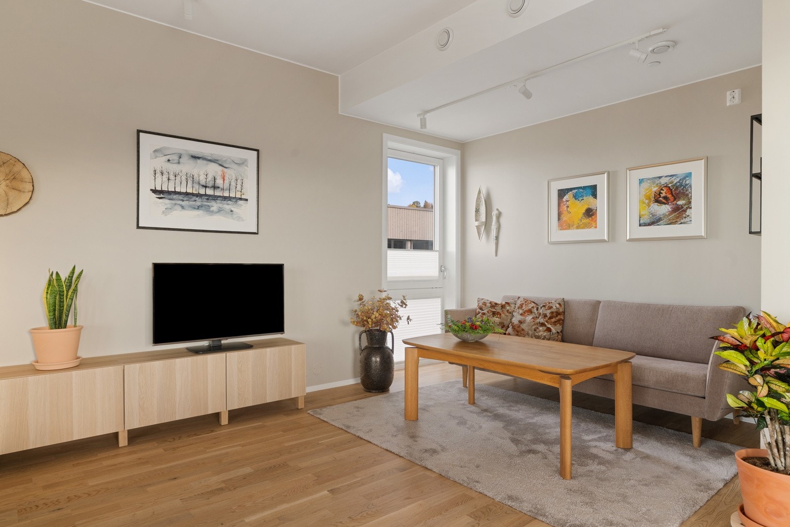 Rommet er malt i en lekker beige farge som gjør det enkelt å supplere med egne møbler og tekstiler. Galleribilde