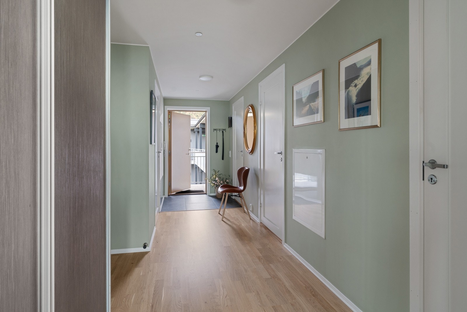 Her blir du tatt imot i en romslig gang med skyvedørsgarderobe. Galleribilde