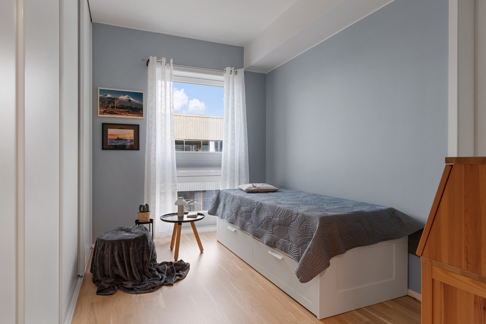 Begge rommene har plass til både seng, nattbord og øvrigre møblement. Galleribilde