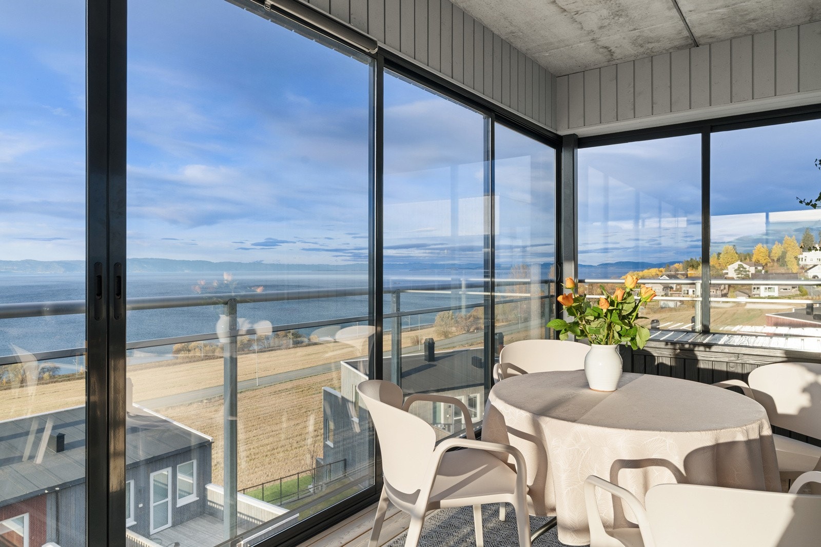 Den innglassede balkongen er målt til 17 kvm. Galleribilde