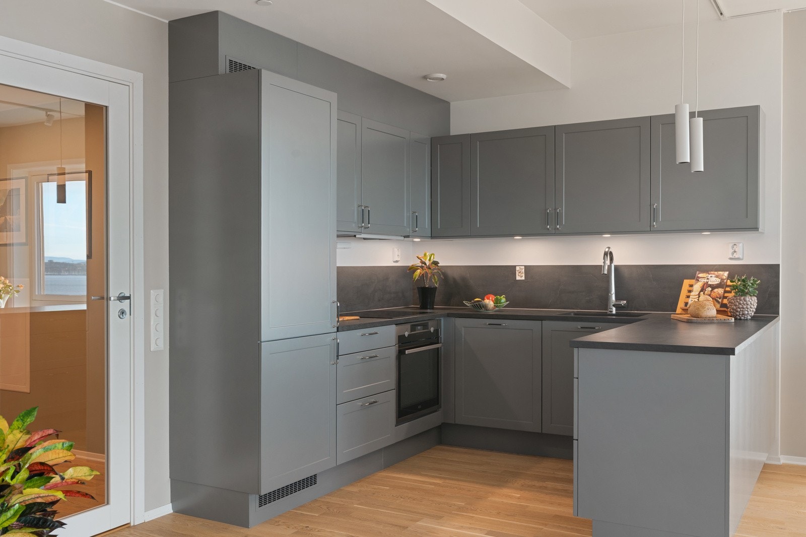 Det er innredret med oppvaskmaskin, kjøleskap/frys, platetopp og stekeovn. Galleribilde