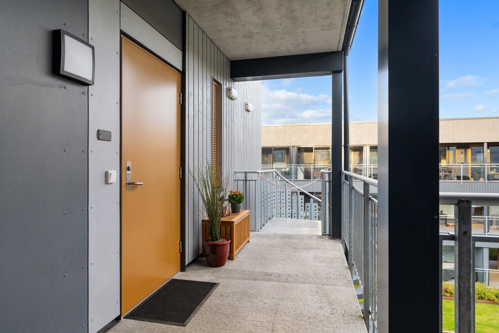 Leiligheten har adkomst via svalgang under tak. Galleribilde