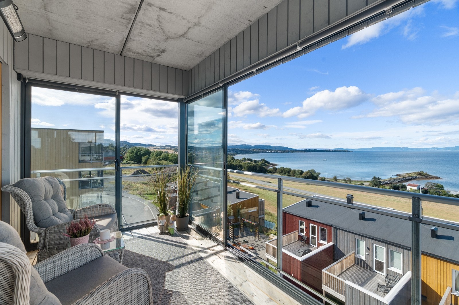 Glassdørene skaper en sømløs overgang mellom stue og balkong, og kan enkelt åpnes for å slippe solen inn. Galleribilde