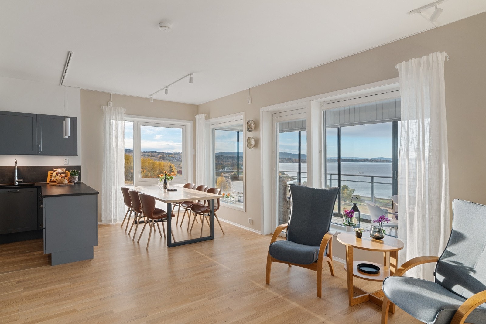 Den åpne stue- og kjøkkenløsningen gir godt med rom til et stort spisebord. Galleribilde