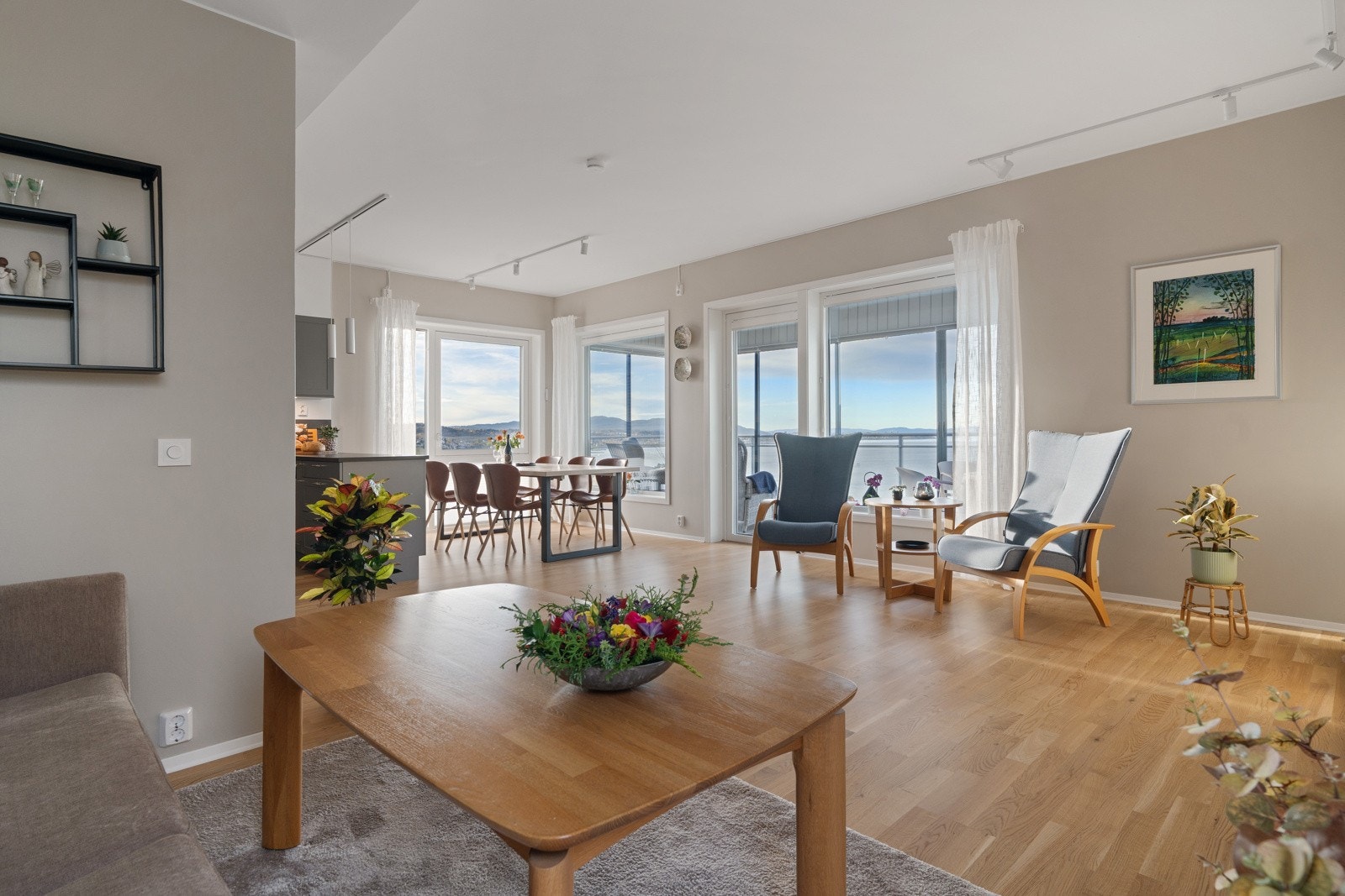 Romslig stue med flere møbleringsmuligheter Galleribilde