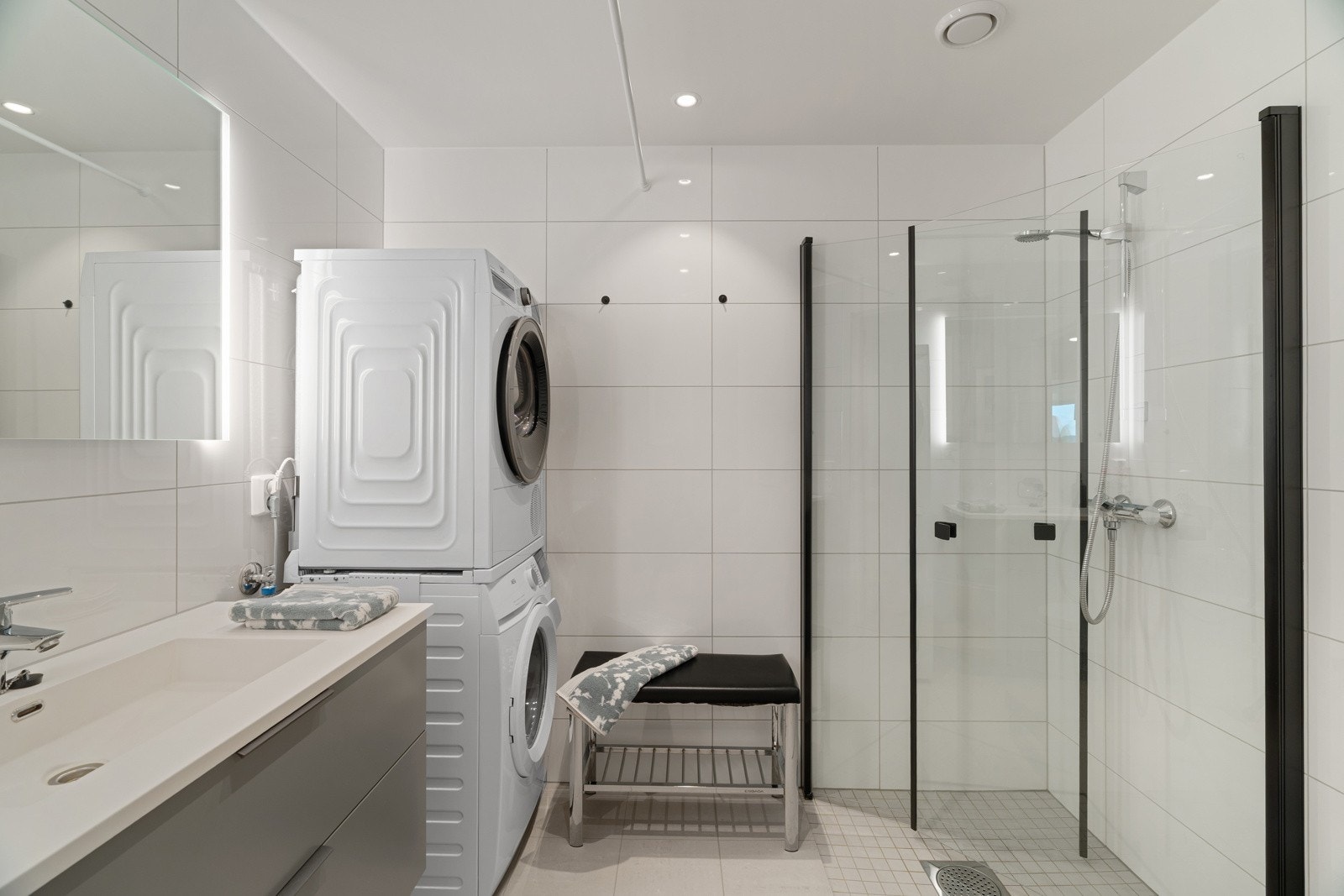 Badet er flislagt på både vegger og gulv, med behagelig gulvvarme. Galleribilde