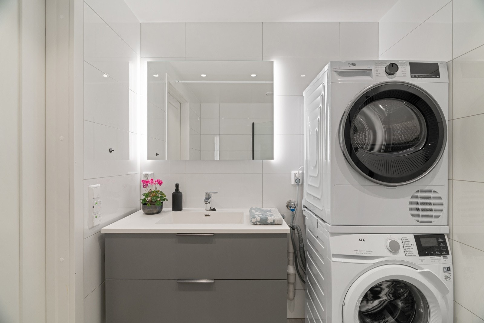 Badet har plass til både vaskemaskin og tørketrommel. Galleribilde