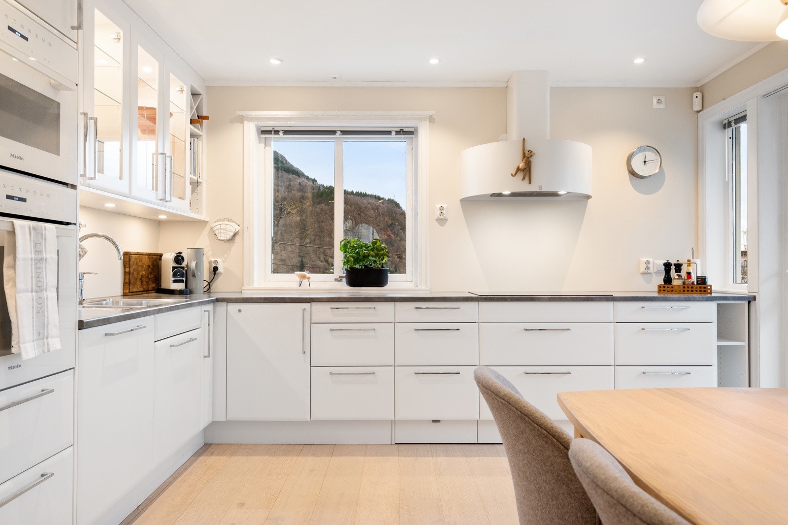 Kjøkkenet er nytt i dagens eiers eiertid og selges komplett med alle høystandard hvitevarer som er integrert. Galleribilde